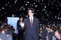 花吹雪が舞うなか登場する永瀬廉（撮影・吉澤敬太）