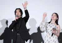手を振る山﨑賢人（左）と山田杏奈（撮影・吉澤敬太）