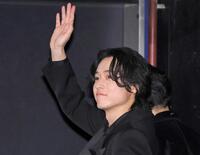 客席に手を振る山﨑賢人（撮影・吉澤敬太）