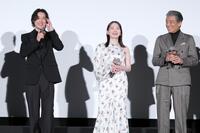 舘ひろし（右）から褒められ恐縮する山﨑賢人（左）と、笑う山田杏奈（撮影・吉澤敬太）