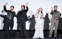 手を振る（左から）玉木宏、山﨑賢人、山田杏奈、舘ひろし（撮影・吉澤敬太）