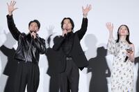 手を振る（左から）玉木宏、山﨑賢人、山田杏奈（撮影・吉澤敬太）