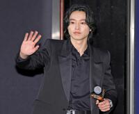 手を振る山﨑賢人（撮影・吉澤敬太）