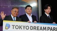 ＴＤＰオープニングセレモニーに出席した（左から）サンドウィッチマンの伊達みきおと富澤たけし、ＮＥＷＳ・加藤シゲアキ