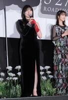 ロングドレスで登壇した吉川愛＝２６日