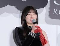 ロングドレスで登壇した吉川愛＝２６日