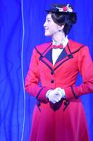 演技を行う朝夏まなと