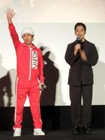 オリジナルアニメ映画「えんとつ町のプペル　約束の時計台」公開初日舞台あいさつでファンの声援に応えるカジサック（左）と西野亮廣