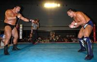 試合に負け、中西学（左）と永田裕志組はリング場で練習のスクワットをする＝０５年撮影