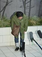 深々と頭を下げるスピードワゴン・小沢一敬（撮影・持木克友）