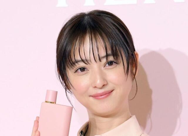 ショート髪の佐々木希衝撃スカート姿