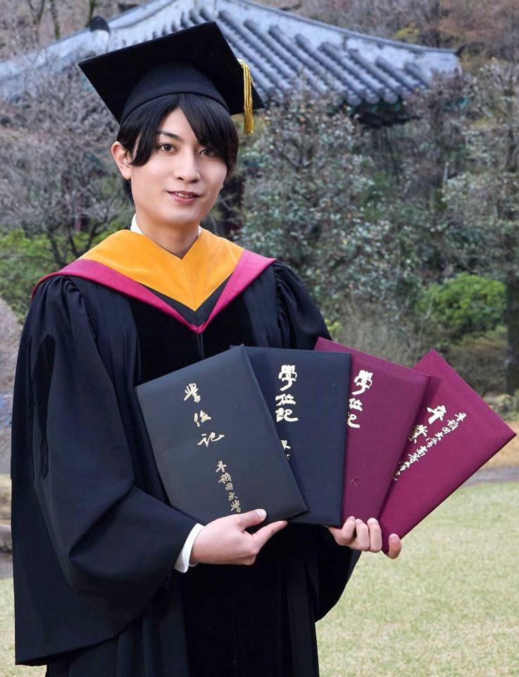 高校からの卒業証書、学位記を手に感慨深げな本高克樹