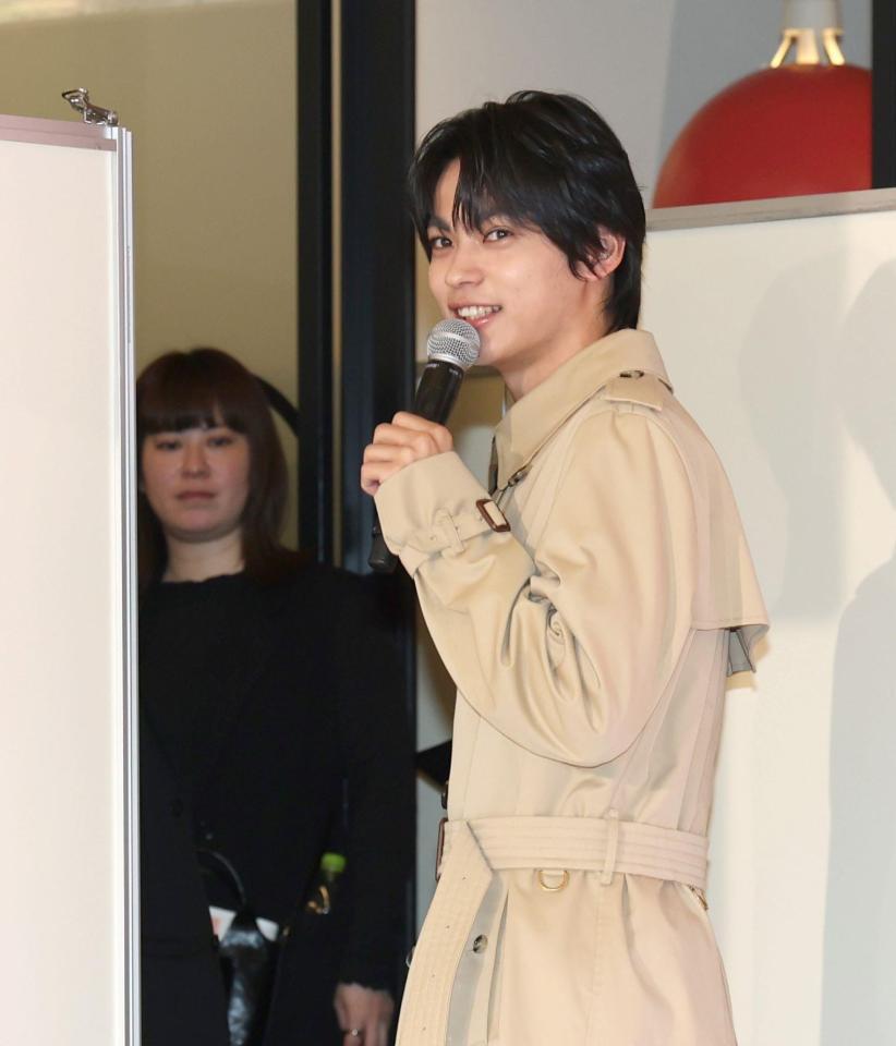 降壇時に報道陣から新婚生活について問われ「幸せです」と答える神尾楓珠（撮影・伊藤笙子）