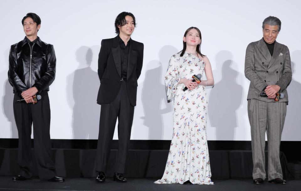 登壇した（左から）玉木宏、山﨑賢人、山田杏奈、舘ひろし＝ＴＯＨＯシネマズ日比谷（撮影・吉澤敬太）