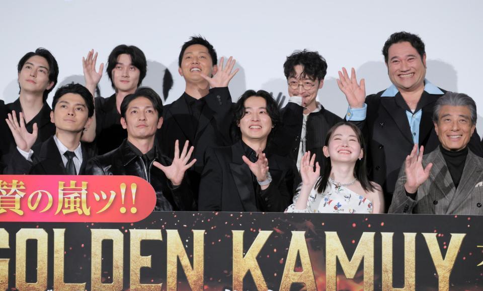 手を振る（前列左から）眞栄田郷敦、玉木宏、山﨑賢人、山田杏奈、舘ひろし、（後列同）稲葉友、栁俊太郎、工藤阿須加、和田聰宏、勝矢（撮影・吉澤敬太）