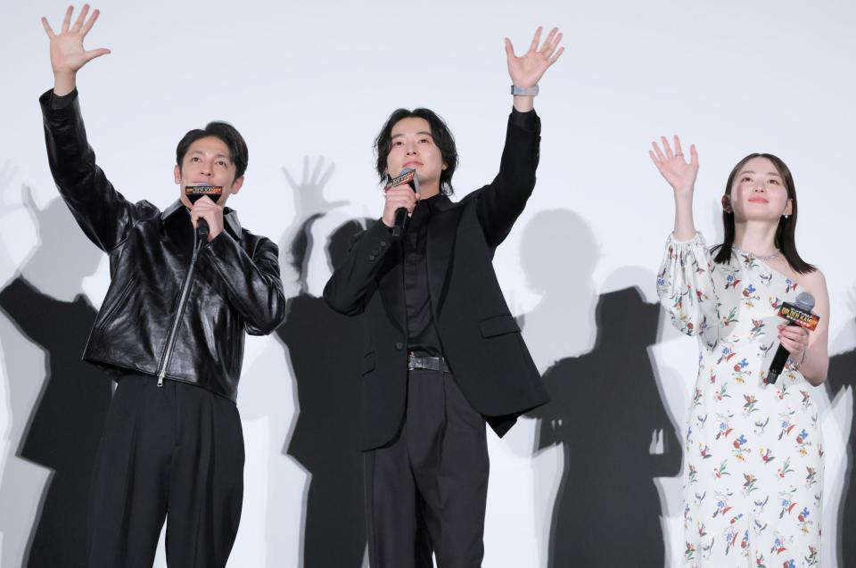 手を振る（左から）玉木宏、山﨑賢人、山田杏奈（撮影・吉澤敬太）