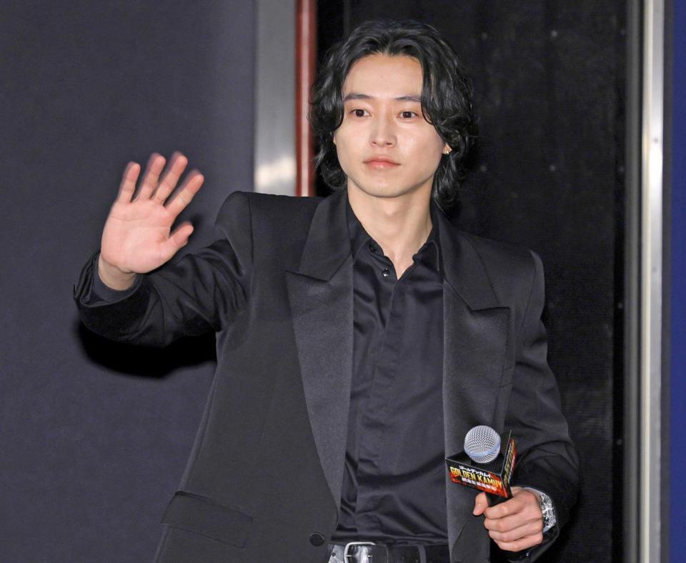 手を振る山﨑賢人（撮影・吉澤敬太）