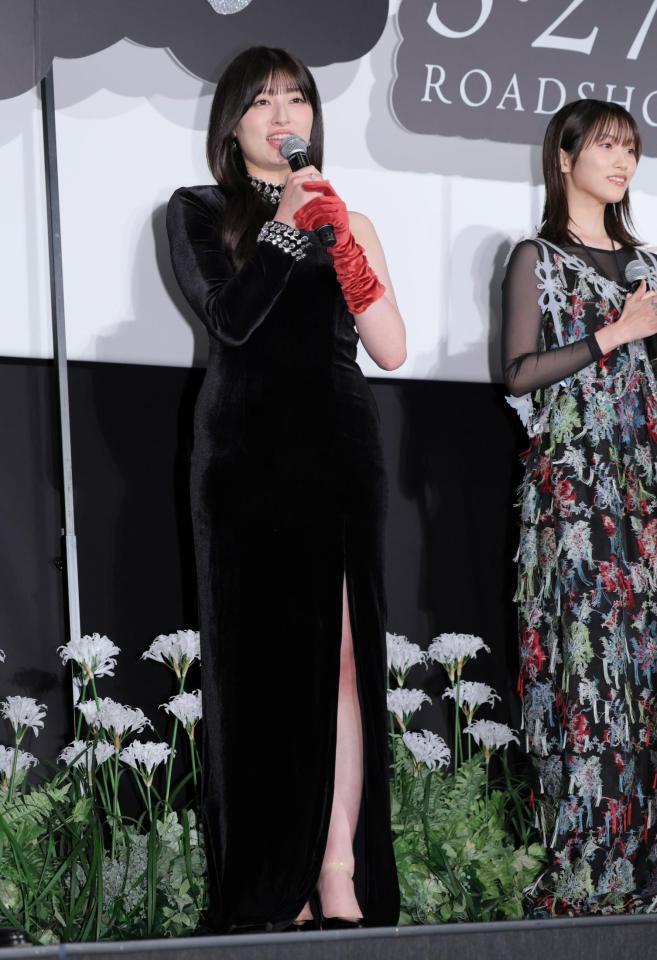 ロングドレスで登壇した吉川愛＝２６日