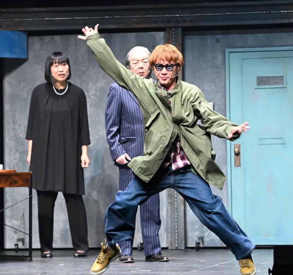 舞台狭しと演技をする安田章大（撮影・持木克友）