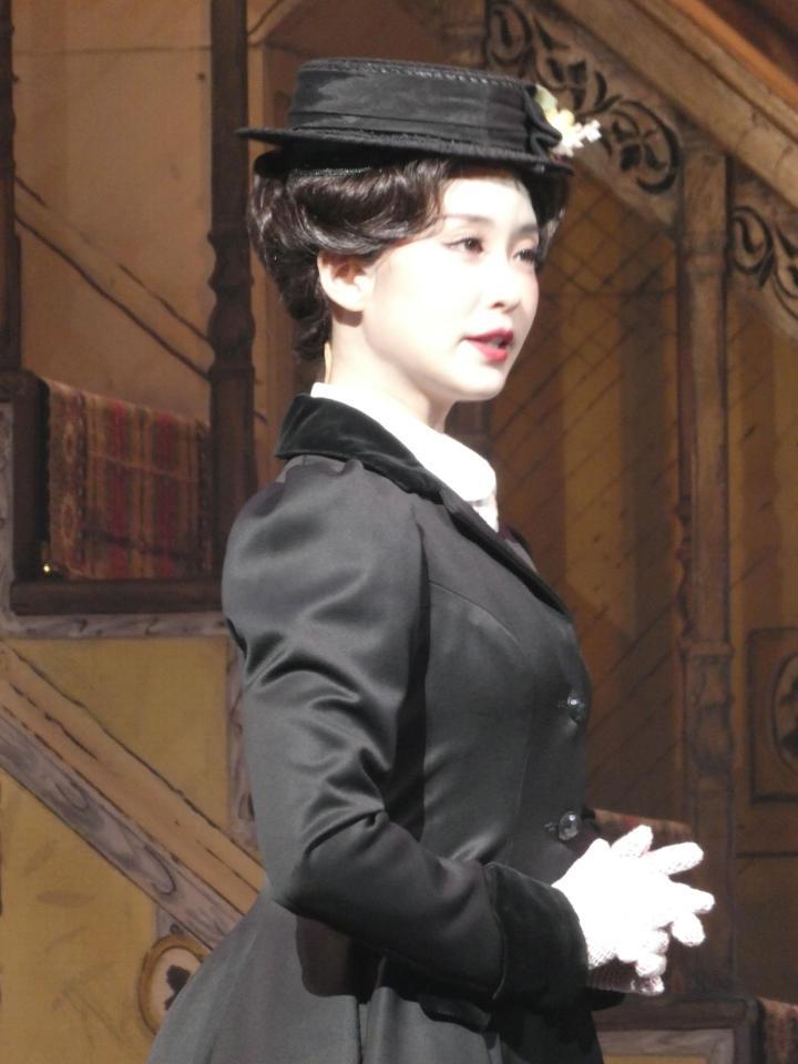 演技を行う笹本玲奈