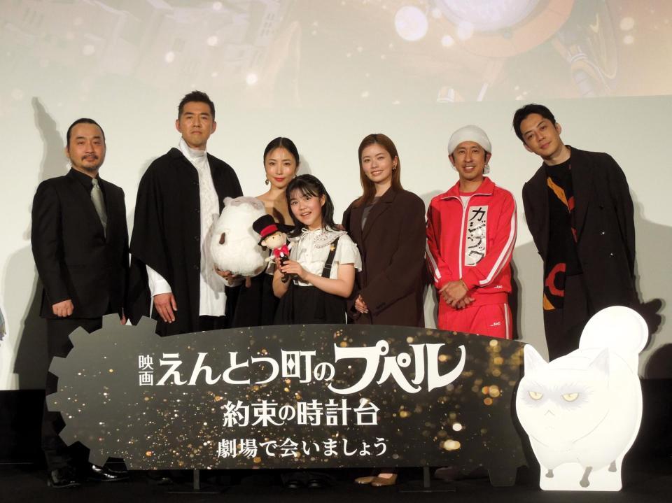 オリジナルアニメ映画「えんとつ町のプペル　約束の時計台」公開初日舞台あいさつに出席した（左から）廣田裕介監督、吉原光夫、ＭＥＧＵＭＩ、永瀬ゆずな、小芝風花、カジサック（梶原雄太）、西野亮廣