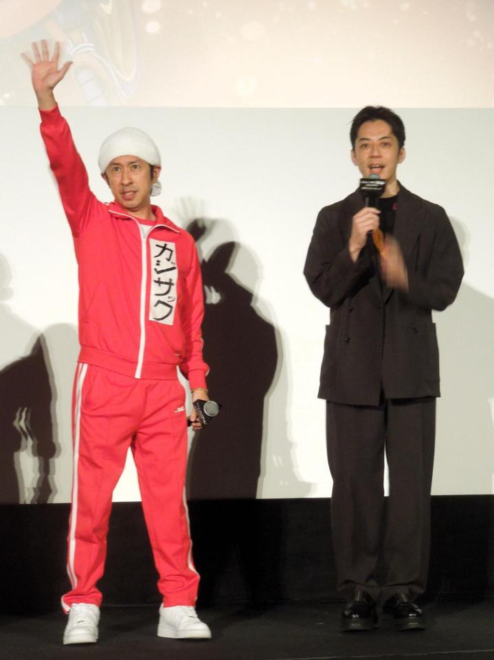 オリジナルアニメ映画「えんとつ町のプペル　約束の時計台」公開初日舞台あいさつでファンの声援に応えるカジサック（左）と西野亮廣