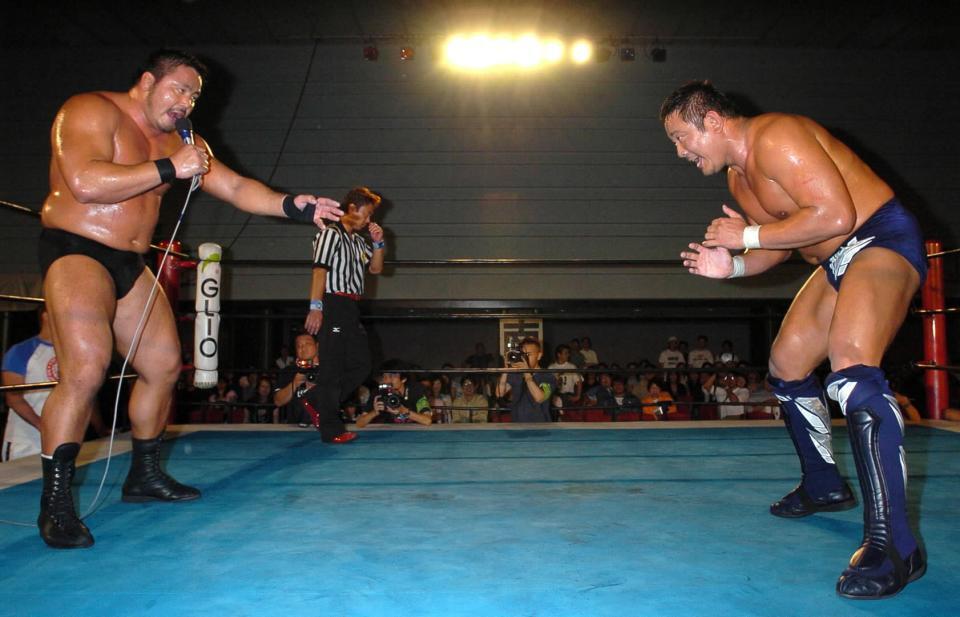 試合に負け、中西学（左）と永田裕志組はリング場で練習のスクワットをする＝０５年撮影