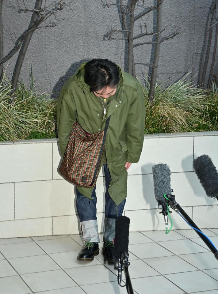 深々と頭を下げるスピードワゴン・小沢一敬（撮影・持木克友）