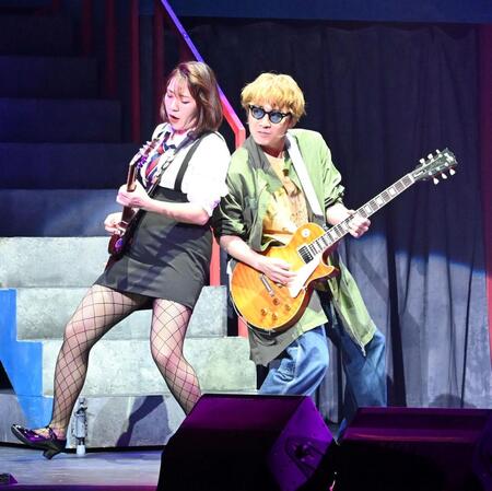 中尊寺まい（左）とギターを弾く安田章大（撮影・持木克友）