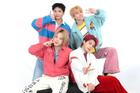 　デイリースポーツ東京本社に訪れたＯＷＶの（左上から時計回りに）中川勝就、浦野秀太、佐野文哉、本田康祐（撮影・堀内翔）