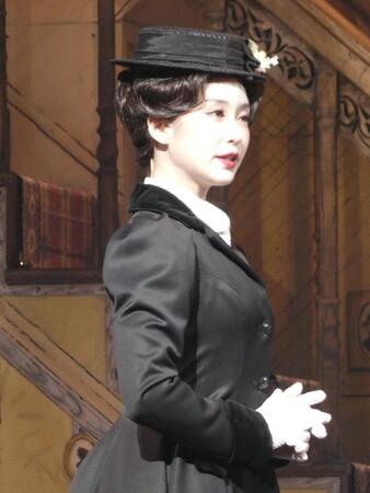 演技を行う笹本玲奈