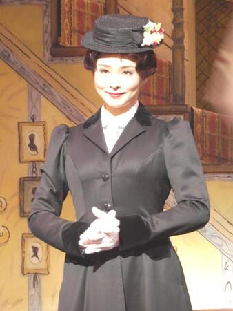 演技を行う笹本玲奈