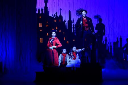 演技を行う（左の）朝夏まなとⓒＤｉｓｎｅｙ／ＣＭＬ