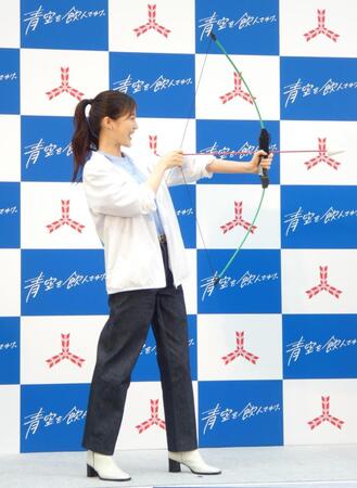弓矢でバルーン割りに挑む生田絵梨花