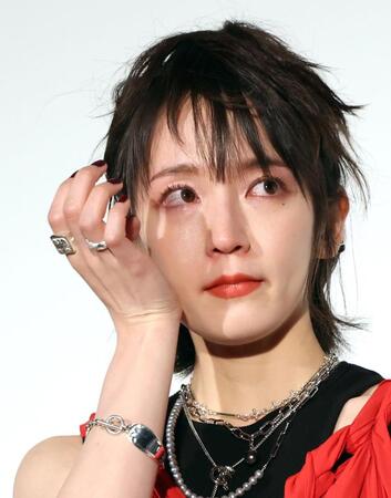 映画「ストリート・キングダム　自分の音を鳴らせ。」公開記念舞台あいさつで涙を流す吉岡里帆（撮影・伊藤笙子）