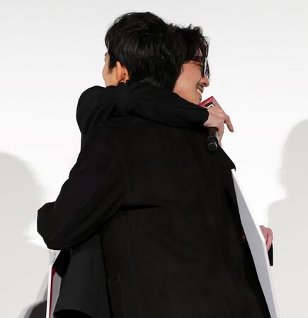 映画「ストリート・キングダム　自分の音を鳴らせ。」公開記念舞台あいさつでハグをする若葉竜也（奥）と仲野太賀（撮影・伊藤笙子）