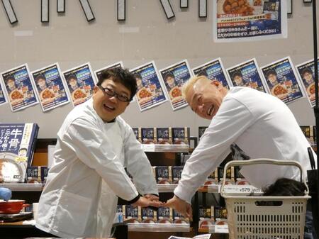 キャイ～ンポーズを見せる天野ひろゆき（左）、ウド鈴木