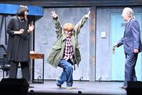 フォトコールを行う（左から）山崎静代、安田章大、古田新太（撮影・持木克友）