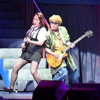 中尊寺まい（左）とギターを弾く安田章大（撮影・持木克友）