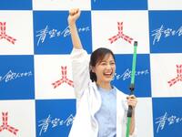 バルーン割りに成功して笑顔の生田絵梨花