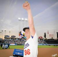 チャンピオンリングを掲げるドライヤー投手＝２７日、ドジャースタジアム（ロサンゼルス・ドジャース提供）