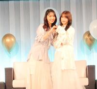 ファンからの要望に応え、ハートポーズで撮影に応じた菅井友香（左）と中村ゆりか