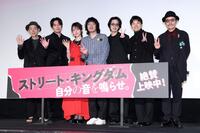 映画「ストリート・キングダム　自分の音を鳴らせ。」公開記念舞台あいさつに登壇した（左から）宮藤官九郎氏、間宮祥太朗、吉岡里帆、峯田和伸、若葉竜也、仲野太賀、田口トモロヲ監督（撮影・伊藤笙子）