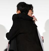 映画「ストリート・キングダム　自分の音を鳴らせ。」公開記念舞台あいさつでハグをする若葉竜也（奥）と仲野太賀（撮影・伊藤笙子）