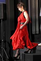 真っ赤なドレス姿の吉岡里帆（撮影・伊藤笙子）