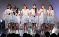 ラストライブで涙を流す（左から）ｍｙ　ｆａｖの古松華、黒瀬梨花、田中美帆、西村瑠香、川又あん奈、園田一花