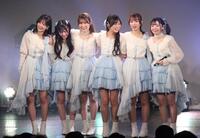 ラストライブで涙を流す（左から）ｍｙ　ｆａｖの古松華、黒瀬梨花、田中美帆、西村瑠香、川又あん奈、園田一花