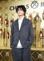 ポーズをきめる赤西仁＝２４日