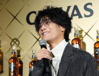 笑顔で取材に応じる赤西仁＝２４日