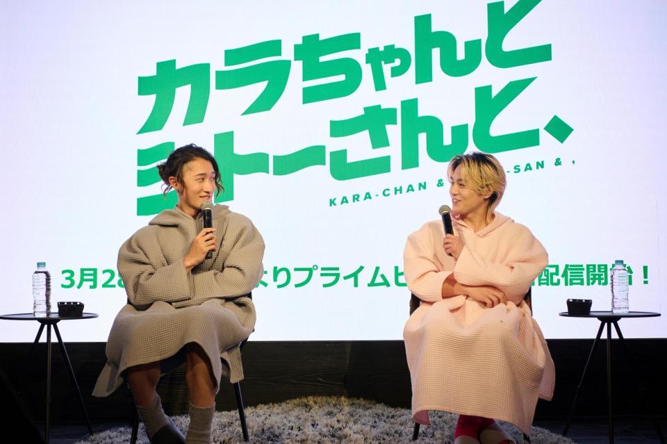 上映会に登場したＳｎｏｗ　Ｍａｎ・岩本照（左）とＴｒａｖｉｓ　Ｊａｐａｎ・松田元太©高野水登／フトンチラシ／Ｓｔｏｒｍ　Ｌａｂｅｌｓ